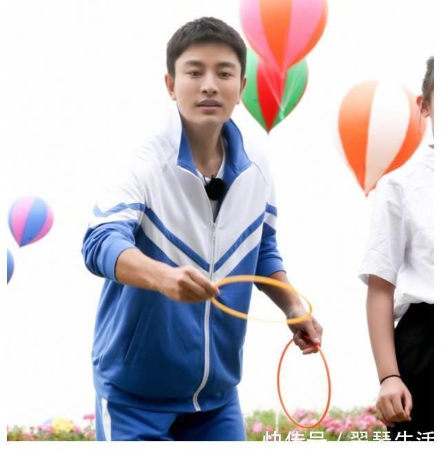 第九期《极挑》海报，嘉宾穿校服，唯独黄明昊和飞行嘉宾不一样