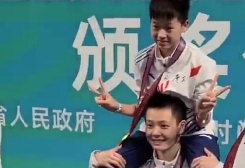 全运会|全红婵被队友宠爱,合影站C位,似考拉抱着,因犯迷糊被网友调侃