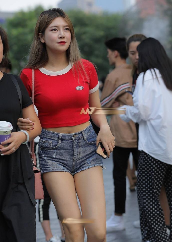 简约|街拍:微胖身材的穿搭,越简约越好看!