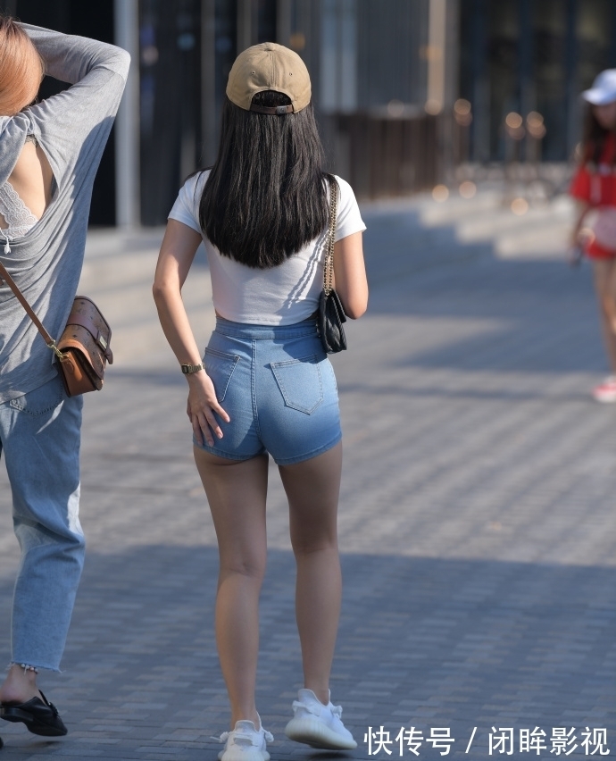 女生 微胖女生的夏季穿搭,休闲显瘦牛仔短裤,轻松解决穿搭问题!