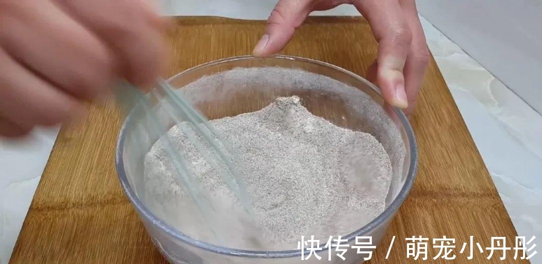 面粉|面粉这做法太香了，开水一烫，焦脆又空心，比油饼鸡蛋饼好吃几十倍