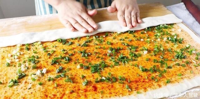 面粉学会这样做,再也不蒸馒头了,酥脆松软又多层,没菜也吃得香