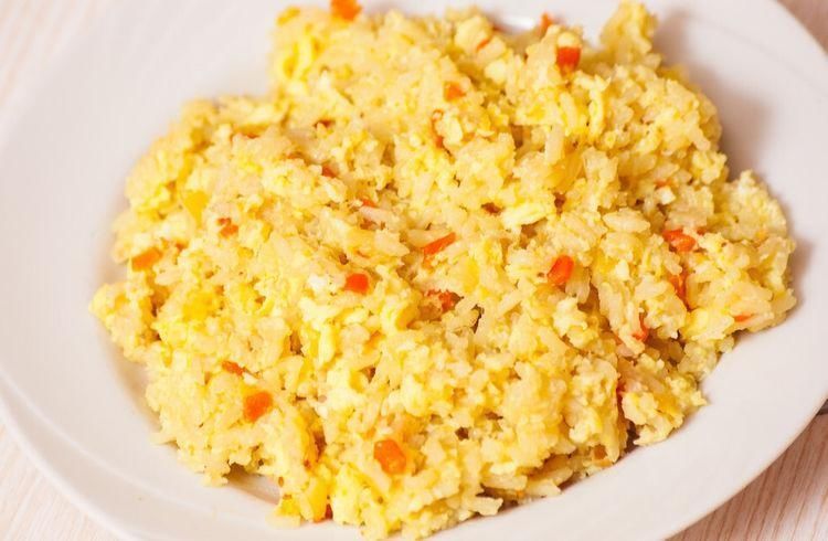 做蛋炒饭,不要先炒鸡蛋也不要先炒饭,跟我这样做,炒饭粒粒分明