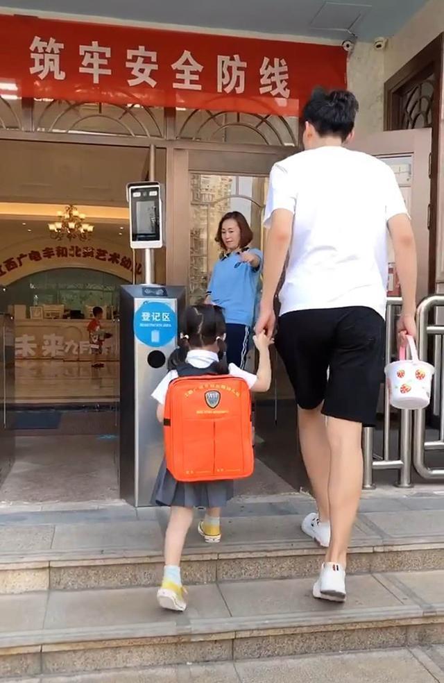 幼儿园|大20岁的哥哥送妹妹去上学,怕被老师误会是爸爸,费尽心思扮年轻