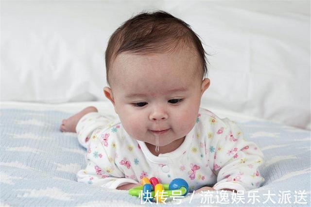 枕头|照顾新生儿,有八件事不能做,别因“无知”伤害宝宝健康