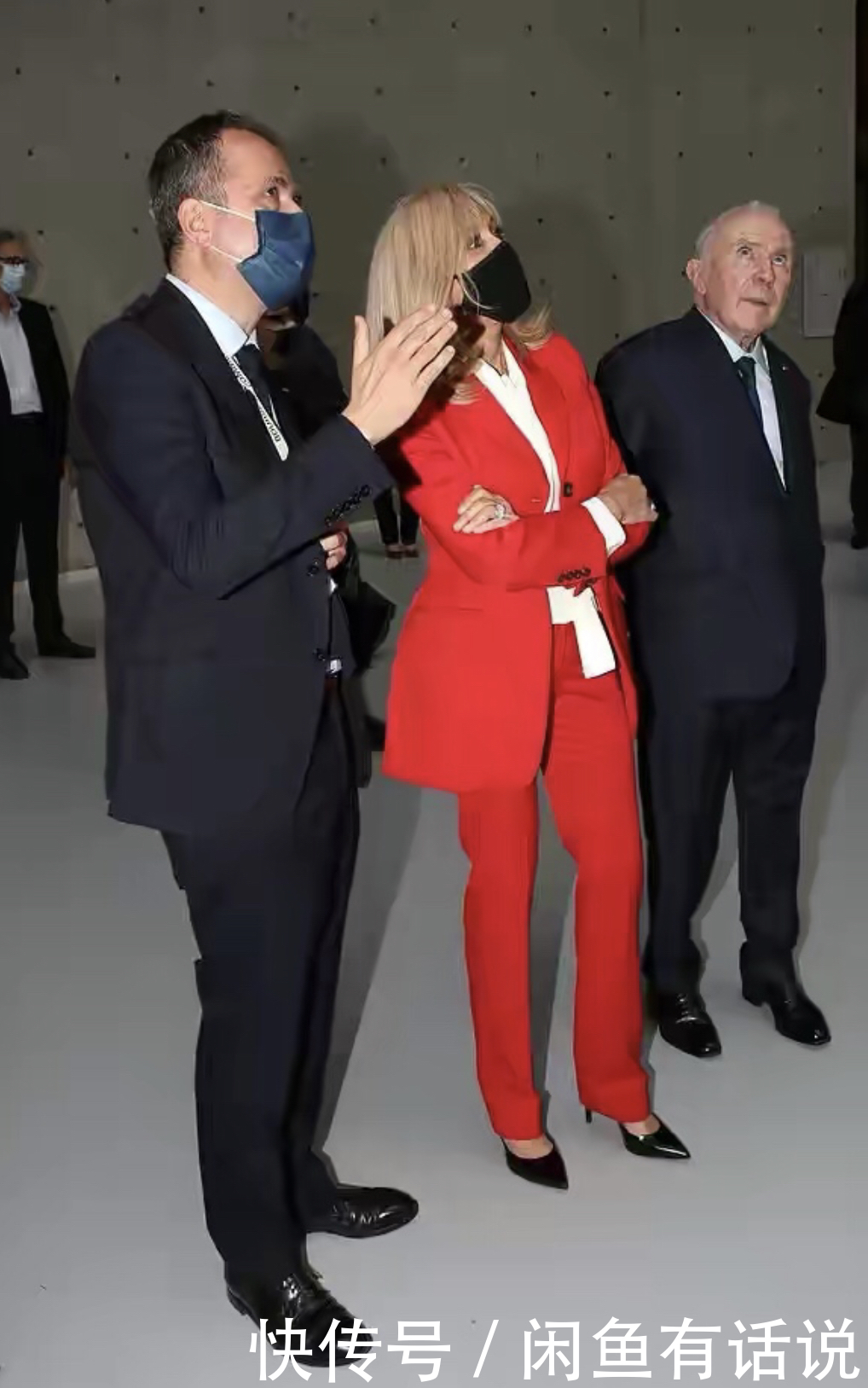 夫人|法国夫人终于换发型,扎小啾啾配西装好年轻,被老公全程牵着真甜