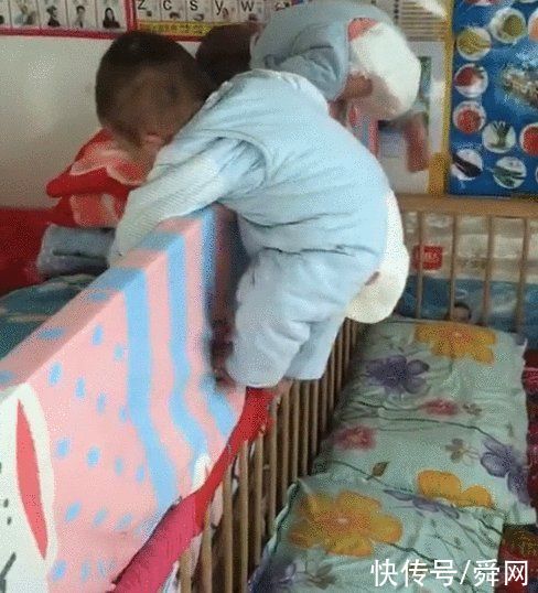 监控|回房后发现双胞胎在床上不见了，看了监控之后哭笑不得