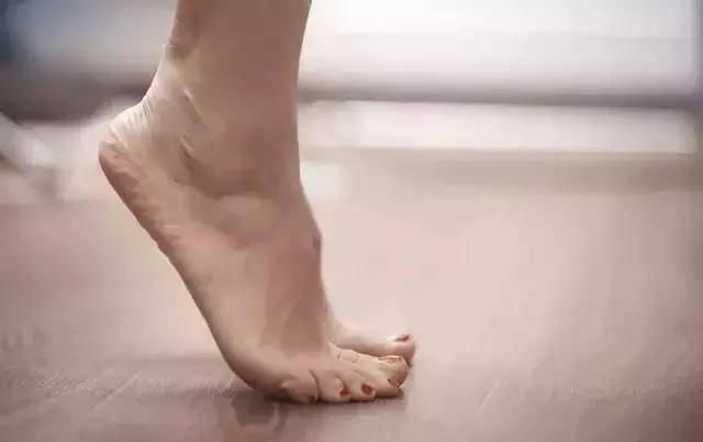 全身|每晚睡前抬脚15分钟,全身气血都“打通”了,健康不再难