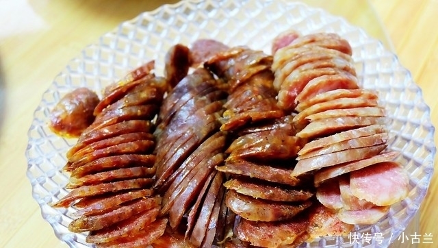 在娘家聚餐,弟媳妇做了一大桌子菜招待,样样都好吃,亲友全点赞