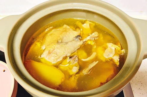 鸡汤怎样炖才鲜香好喝？牢记4个窍门，鸡肉滑嫩不柴，汤鲜滋美