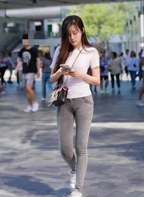 开叉裤 牛仔打底裤搭配时尚上衣,打造设计感,非常协调统一