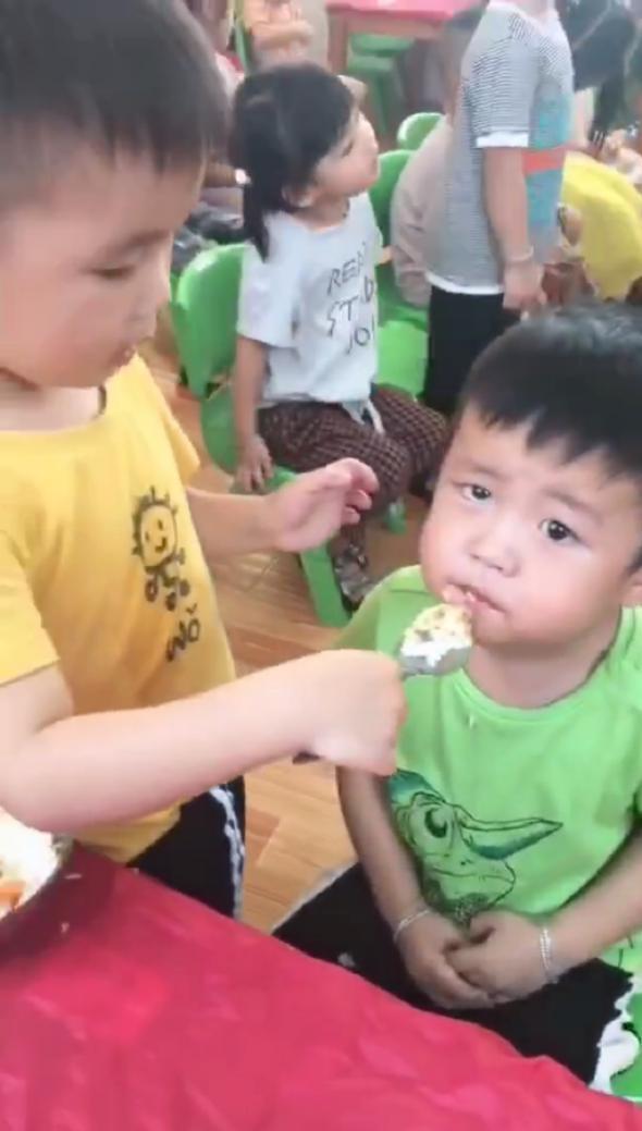 开学|幼儿园开学舅舅和外甥同班,看到舅舅的待遇,网友:你舅就是你舅