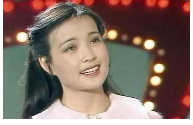 严顺开|83首届春晚，郑绪岚唱《牧羊曲》半空演醉拳，严顺开的哑剧被遗忘