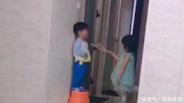 不懂事|打弟弟要趁早8岁姐姐打哭3岁弟弟,爸妈看热闹她比我会教育