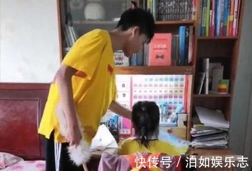 作业|哥哥辅导妹妹写作业,手拿鸡毛掸子气势十足,头上的小辫子抢镜了