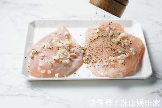 鸡胸肉又老又柴吃不下试试这样做,鸡胸肉鲜嫩多汁,成抢手货