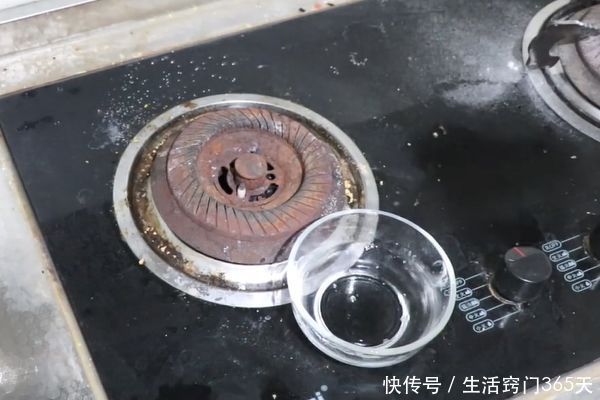 抓紧在灶台撒把食盐,10个家庭9个都需要,学会一年能省几百元