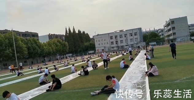 成墨#美术教师耗时38年,画7500米长的画,如今欠债80万,要卖房抵债