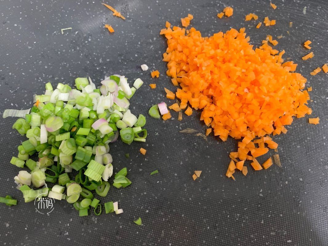 最近孩子迷上它,早餐宵夜都要吃,柔软焦香还拉丝,5分钟就搞定