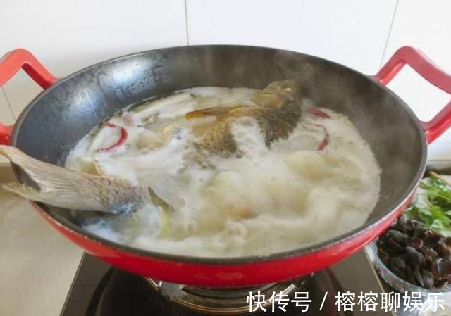 不管炖什么鱼,都别放“它”,不然腥味锁在鱼里,汤浑浊又难喝