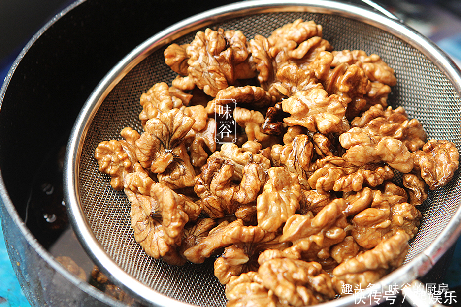 新年将至，教你一道核桃做的小零食，香甜脆口，多少都不够吃