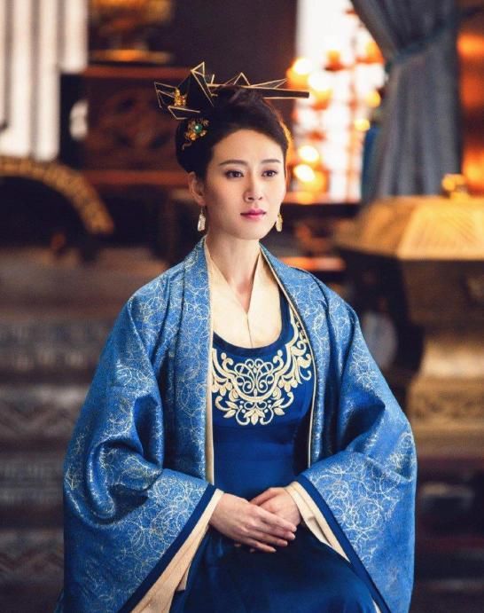 《赘婿》最美丈母娘才38岁,穿深v裙显气质,比剧里更迷人