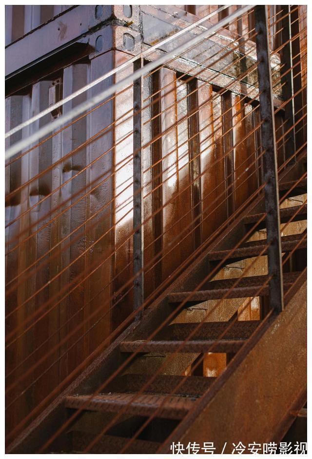 防腐木地板|他用6个集装箱打造豪宅，占地达到178㎡，我家的别墅不香了