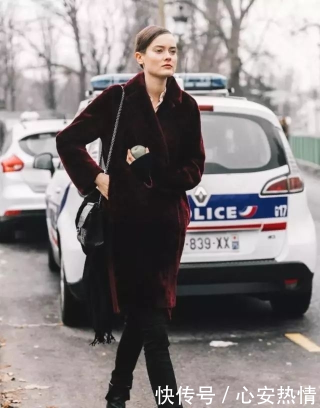 春天把这两种颜色穿在一起，你看起来又贵气又时髦，热巴都在穿