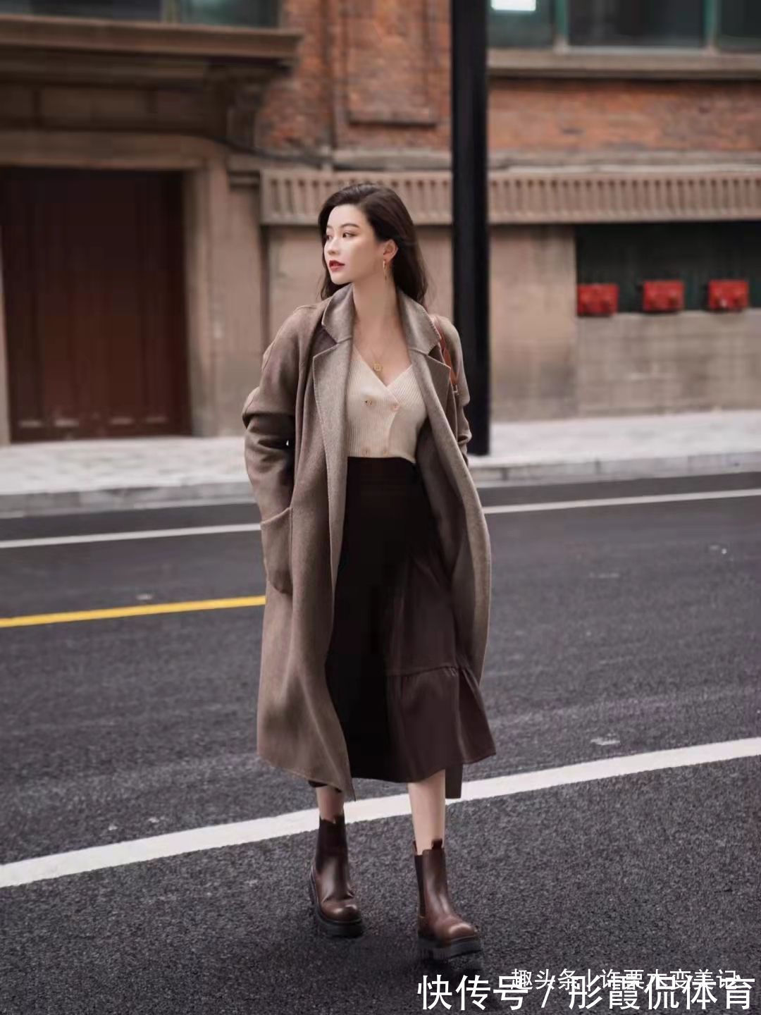 裸靴 女人过了48岁,少穿运动鞋吧,太土!试试这3双,真美