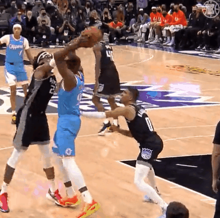 伊巴卡|賽爾吉-伊巴卡面對兩人防守，轉(zhuǎn)身到籃下完成雙手扣籃