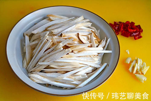 韭菜|冬天的韭菜，鸡蛋靠边站，和这菜炒，实惠又鲜香美味，快学做起来