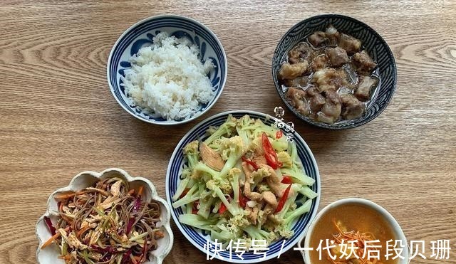 精致|母女二人的晚餐，在朋友圈火了，网友拒绝精致穷，不剩菜不浪费