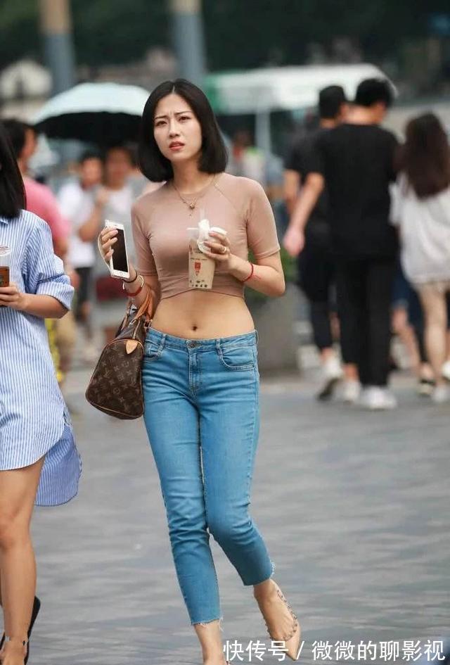 紧身牛仔裤 紧身牛仔裤怎么穿才好看?试试搭配露腰T恤吧,显高显瘦还时髦