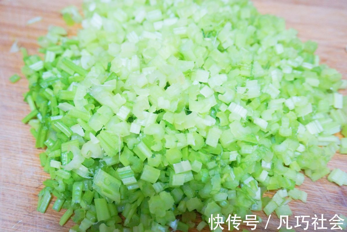 芹菜锅贴|又香又脆的牛肉芹菜锅贴，美味可口，制作简单