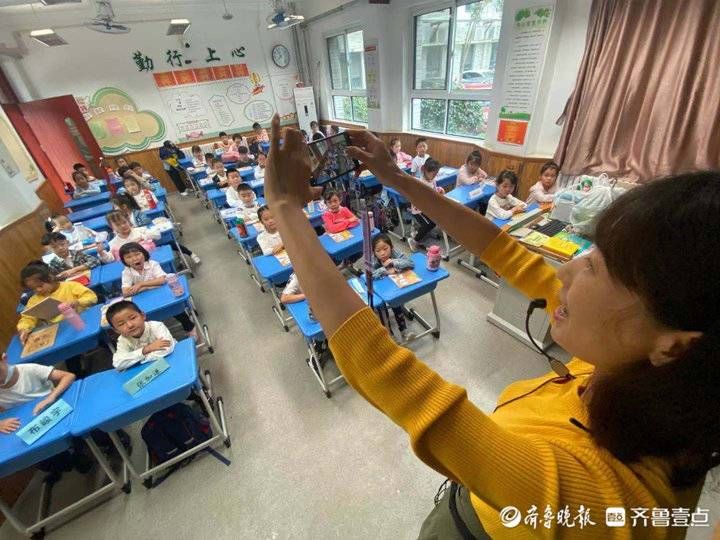 济南文东小学|进班先合影！济南文东小学老师以此方式拉近与新生距离