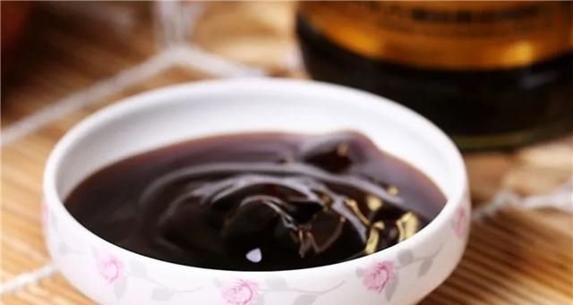 132年前,他因煮菜忘关火意外熬出黑色汤汁,如今成家家必备产品