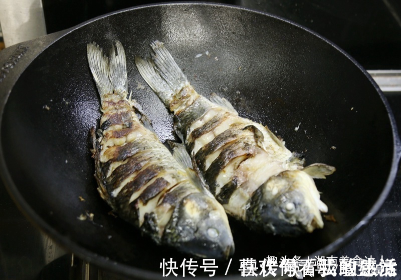 不管煎啥鱼,直接下锅就“废了”,掌握4个妙招,不破皮又鲜香