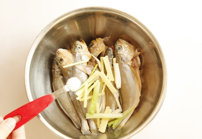 炸小黄花鱼怎么酥脆,五星级大厨教一个小秘方,连鱼刺都可以吃了