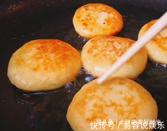搅拌均匀|3个土豆,不放面粉,教你做土豆饼,鲜美诱人,上桌20个不够吃