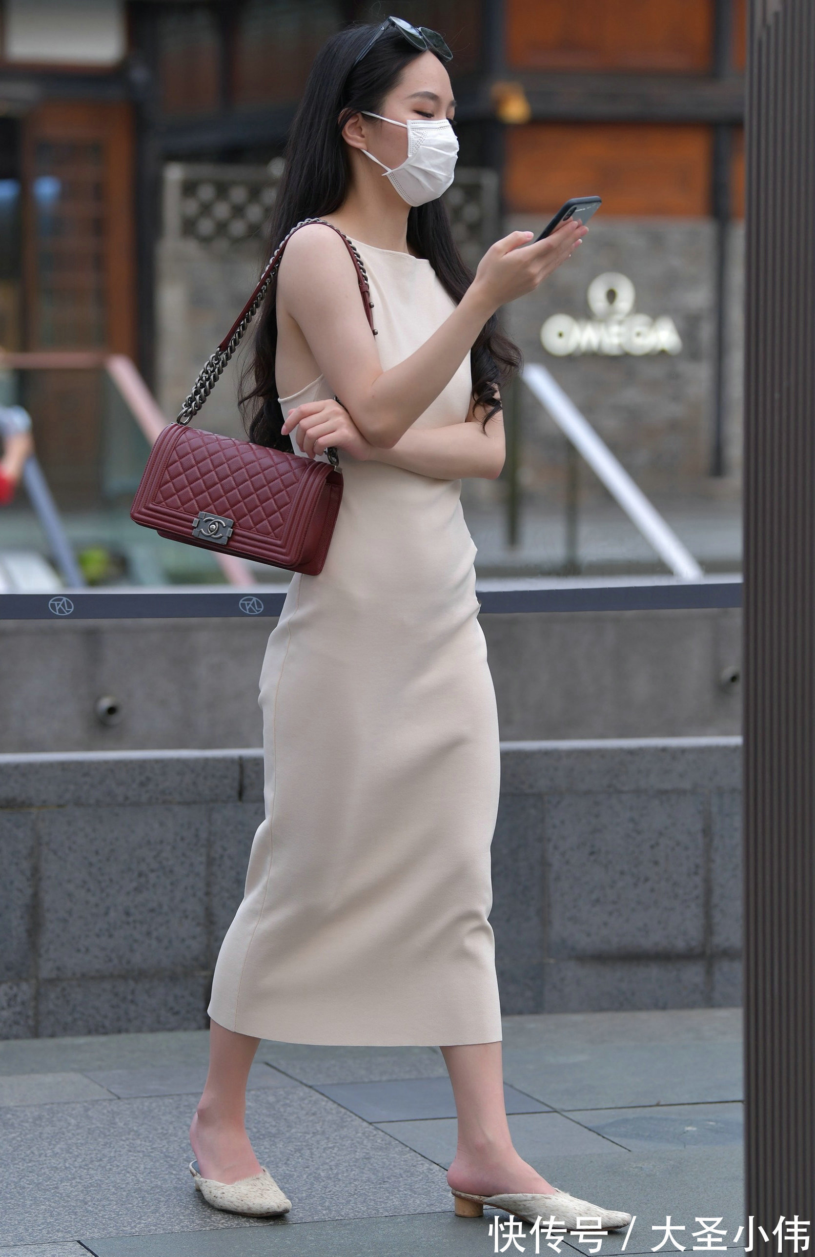 视觉效果|美女街拍:米色的长款无袖连衣裙,自带优雅气质,穿出迷人好身材