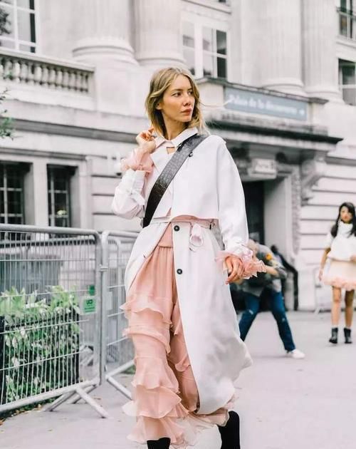 最近火了一种流行色:叫“烧砖啡”,低调优雅,显白效果却很出众