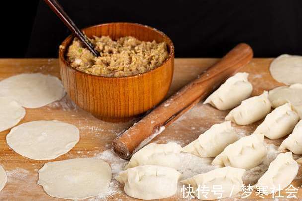 肉馅|调肉馅时,最忌放料酒去腥,大厨教你一招,肉馅鲜嫩多汁,没腥味