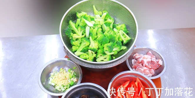 冬天晚餐吃什么推荐这5道热乎家常菜，营养又下饭，下班照着做！