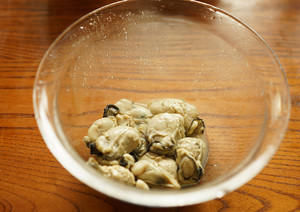 这样酥炸生蚝，外酥里嫩，生蚝的汤汁完全保留