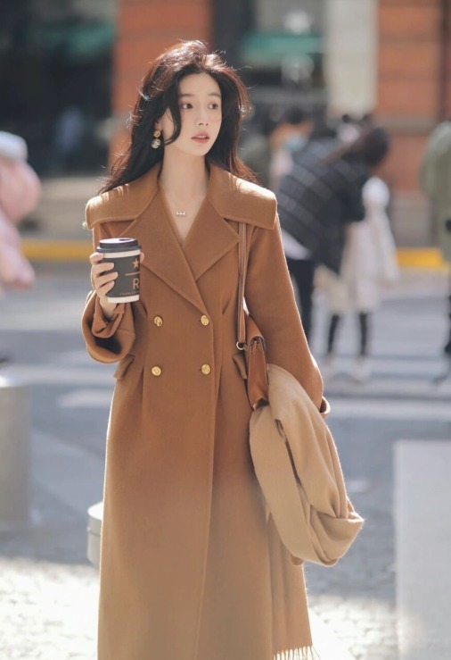 花花绿绿|别再穿一身黑了,今年流行的“棕色大衣”,是真好看,漂亮大气!
