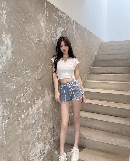 紧身|时尚穿搭抽绳紧身T恤搭配牛仔短裤,时髦又性感,尽显满满的高级感