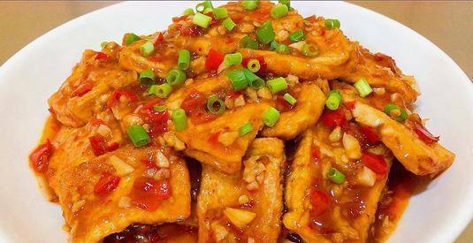 鱼香豆腐，酥软细嫩，口感多样，甜酸微辣，鱼香味浓