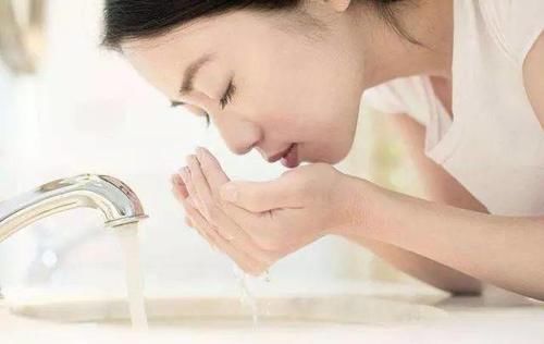 美白|洗脸还在用洗面奶?每次淘米水加点它,洗的干净又美白