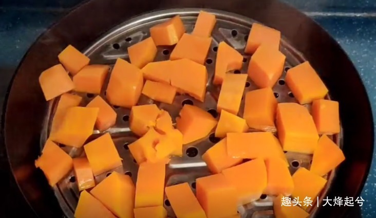 南瓜饼的家常做法,口感软糯香甜,简单易学,早餐给孩子吃