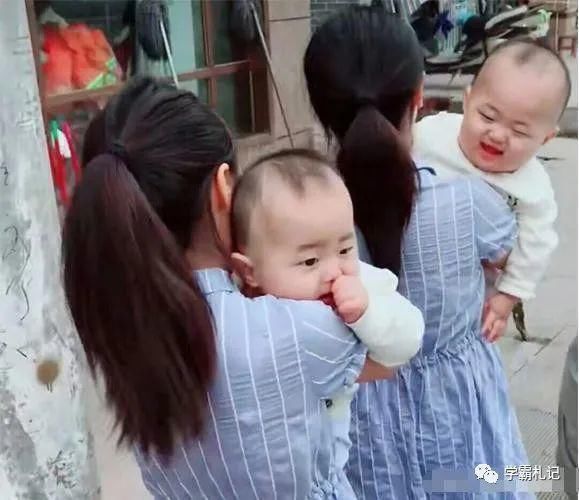 宝妈|双胞胎姐姐抱双胞胎弟弟逛街,引路人围观:父母上辈子拯救了地球!